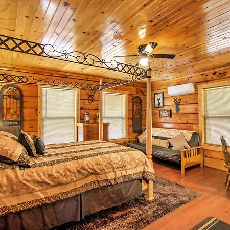 Log Cabin Studio In Sevierville With Deck And Hot Tub!